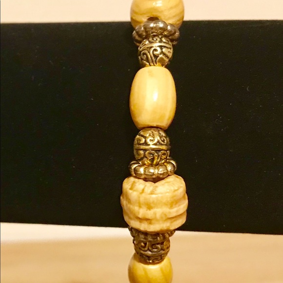 Beautiful Glass Beaded Necklace and Bracelet - Picture 4 of 5